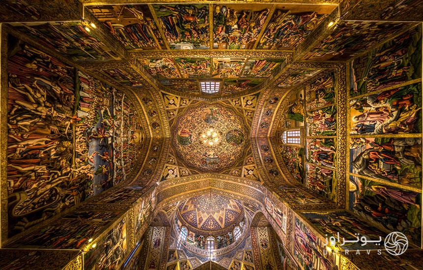 سقف و دیواره‌های کلیسای وانک اصفهان که تماما با نگارگری پوشانده شده‌است.